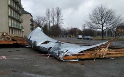 Негода на Прикарпатті наробила лиха: буревій зірвав дах ліцею, повалив дерева на школу та маршрутку