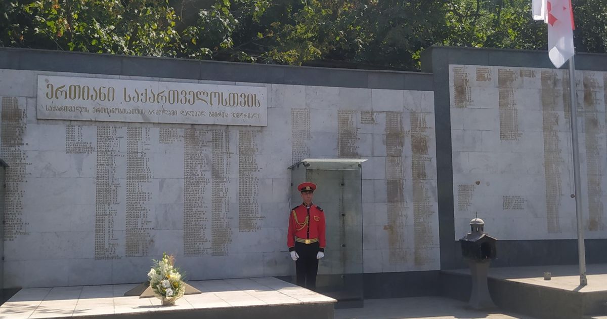 Заступник командира розвідбату та ветеран УНСО Ігор Мазур забирає з Тбілісі тіло свого побратима Леоніда Ткачука. Фото: Ігор Мазур/Facebook