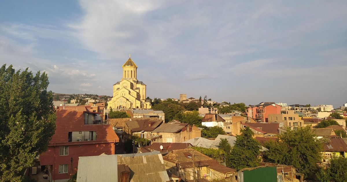 Заступник командира розвідбату та ветеран УНСО Ігор Мазур забирає з Тбілісі тіло свого побратима Леоніда Ткачука. Фото: Ігор Мазур/Facebook