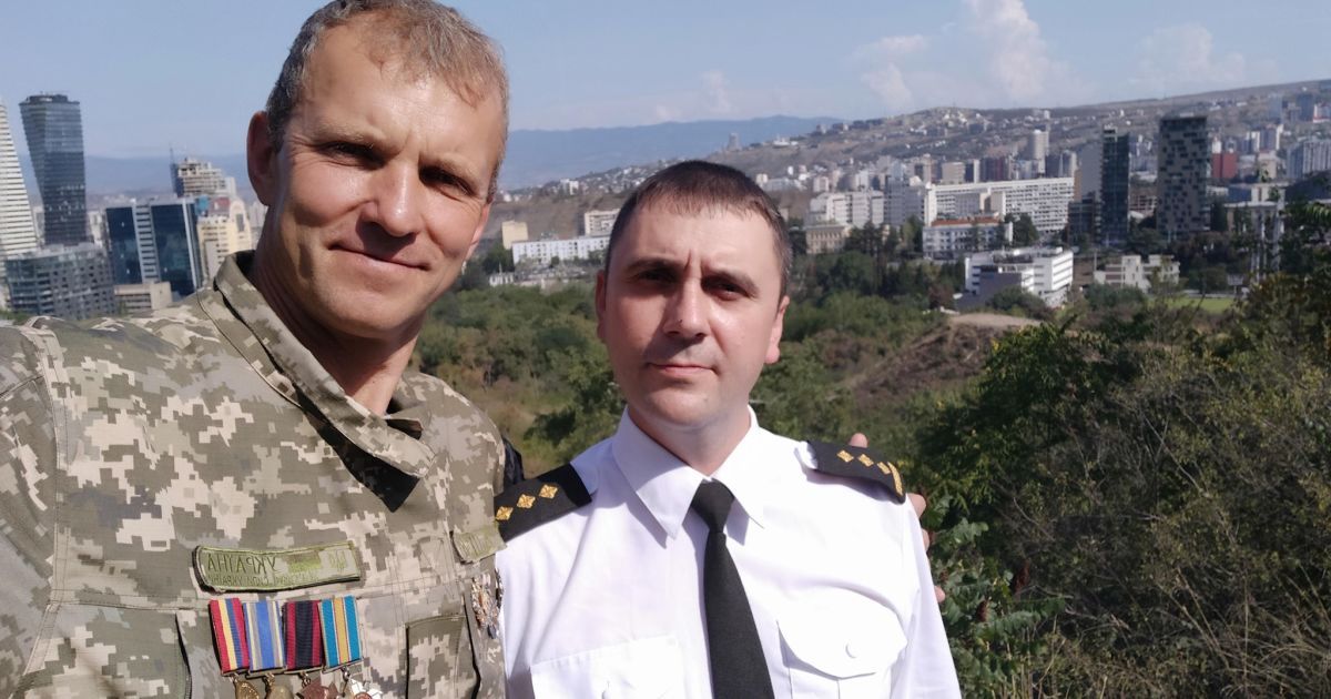 Заступник командира розвідбату та ветеран УНСО Ігор Мазур забирає з Тбілісі тіло свого побратима Леоніда Ткачука. Фото: Ігор Мазур/Facebook