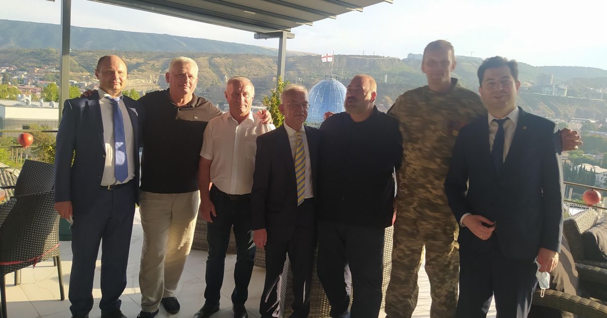 Заступник командира розвідбату та ветеран УНСО Ігор Мазур забирає з Тбілісі тіло свого побратима Леоніда Ткачука. Фото: Ігор Мазур/Facebook