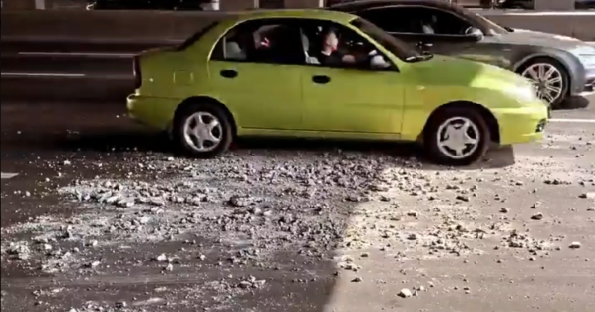 Шматки бетону падали під колеса: у Києві на мосту на Осокорках сталося обвалення