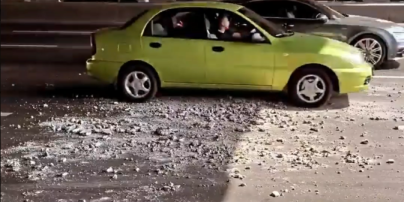 Шматки бетону падали під колеса: у Києві на мосту на Осокорках сталося обвалення