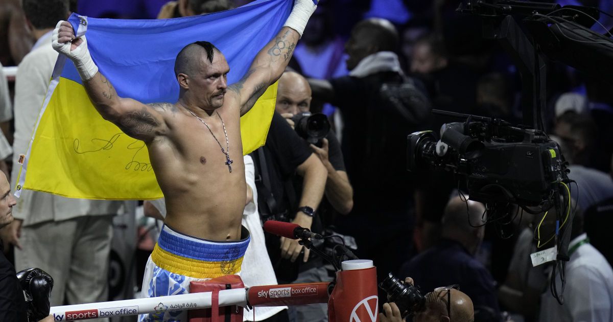 Усик підтримав юнацьку збірну з боксу, якій заборонили виступати під прапором України на ЧЄ (відео)