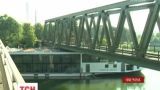 В Германии круизный лайнер врезался в мост, есть погибшие