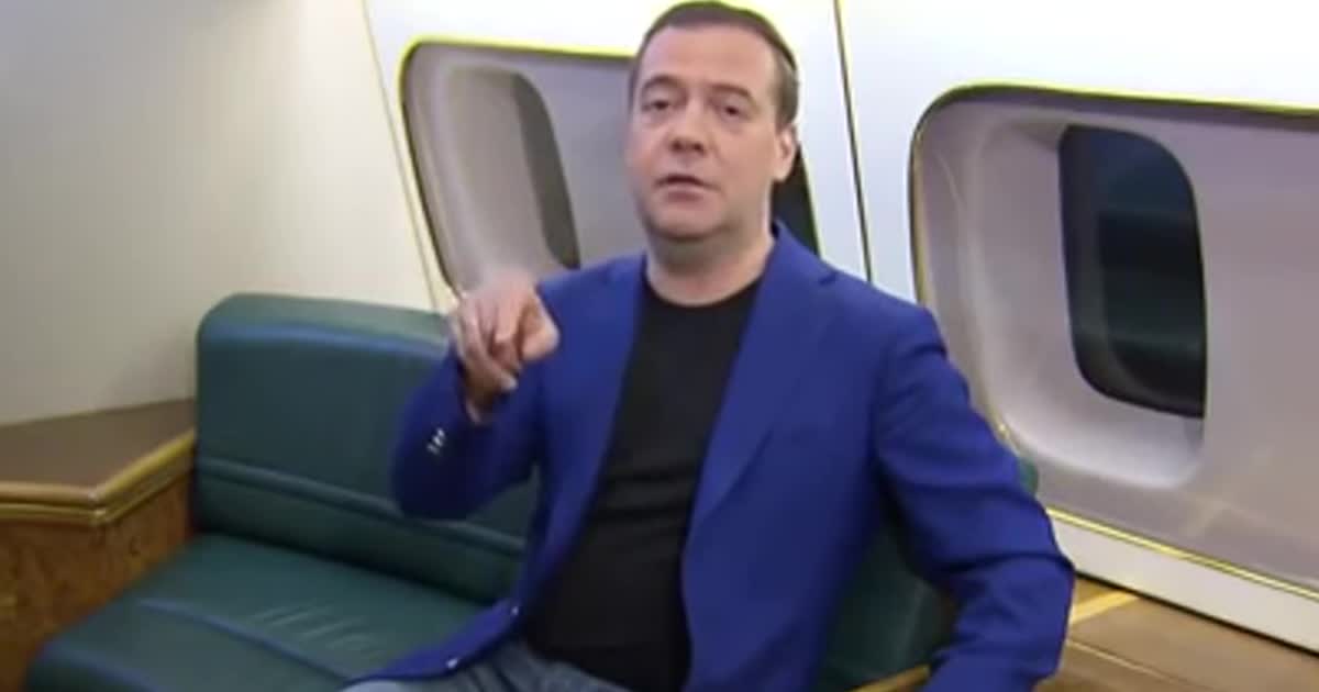 Что это было? Медведев сконфузился, попробовав нарисовать восьмерку в воздухе
