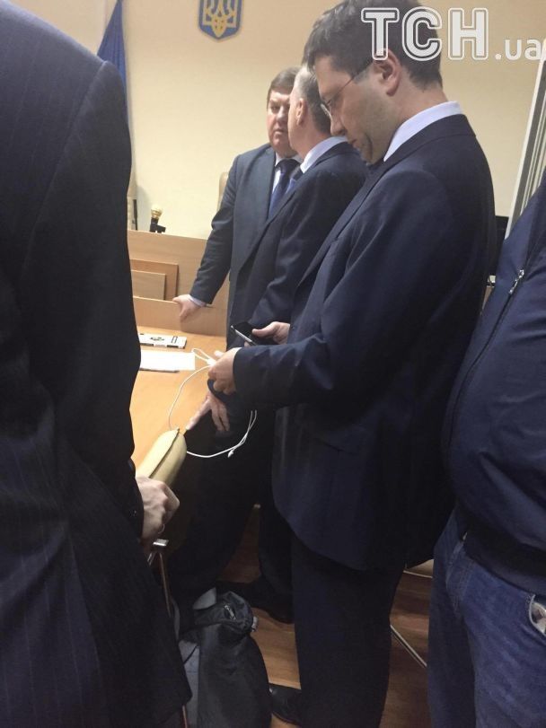 "Тривожна валізка" під час засідання була під столом / © Фото Ольги Василевської/ТСН