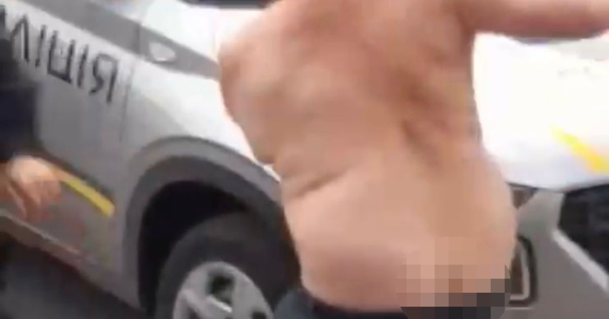 У Києві напівоголений чоловік виліз на капот службового авто та побив поліцейського
