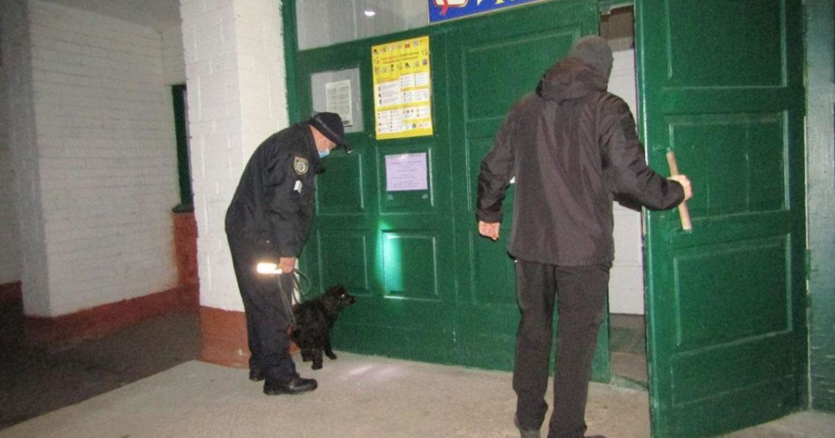 "Мінування" школи Чернігові_1 / © Поліція Чернігівської області
