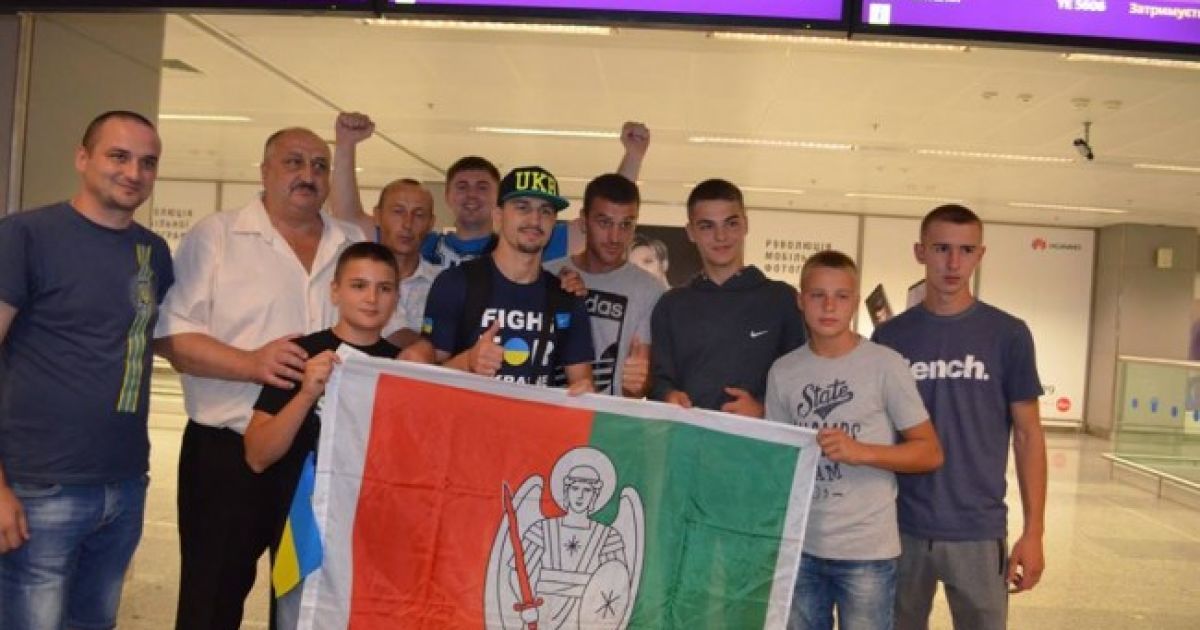 Встретили как победителя. Украинский боксер Постол вернулся в Украину после потери титула