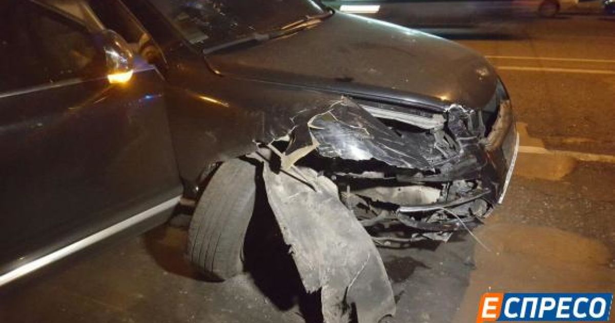 В Киеве пьяный водитель не справился с управлением и влетел в дерево