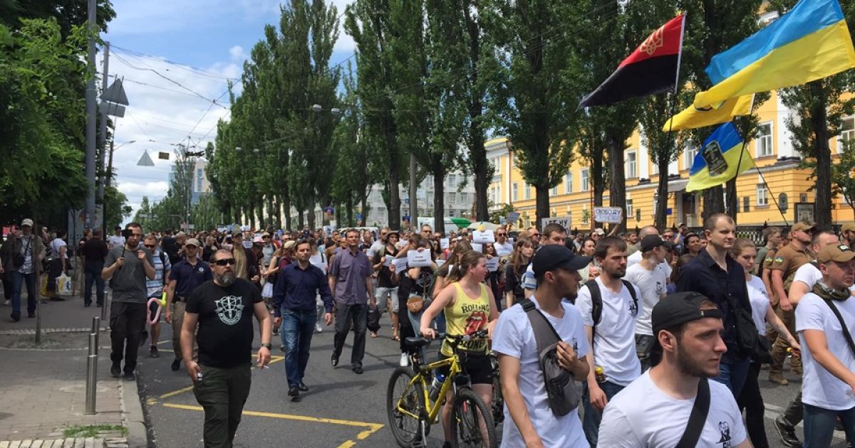 Центром Києва пройшов марш за звільнення заручників Кремля