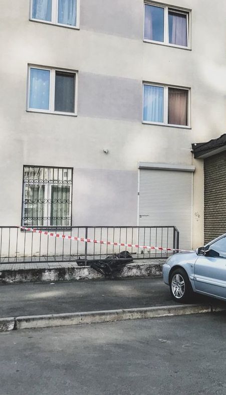 У Києві з вікна багатоповерхівки випала 70-річна жінка