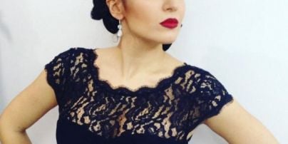 Сексуальна екс-"Алібі" Ангеліна Завальська підкреслила декольте мереживною сукнею