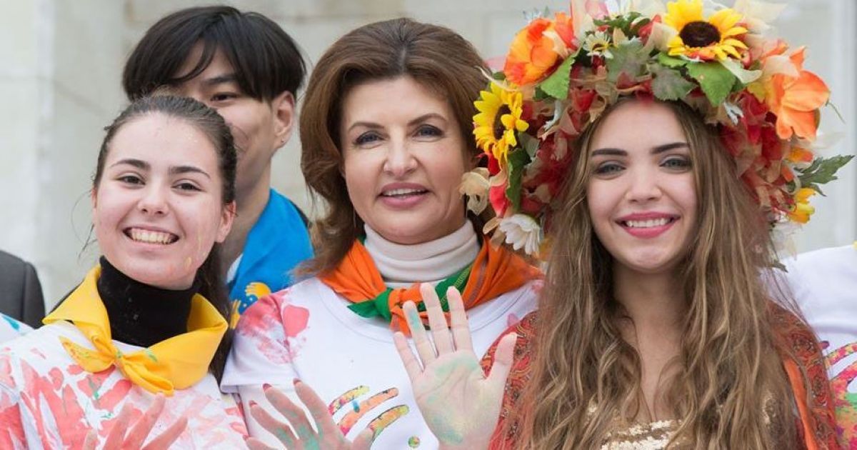 В футболке с цветным рисунком и с красным маникюром: марина порошенко встретилась со школьниками