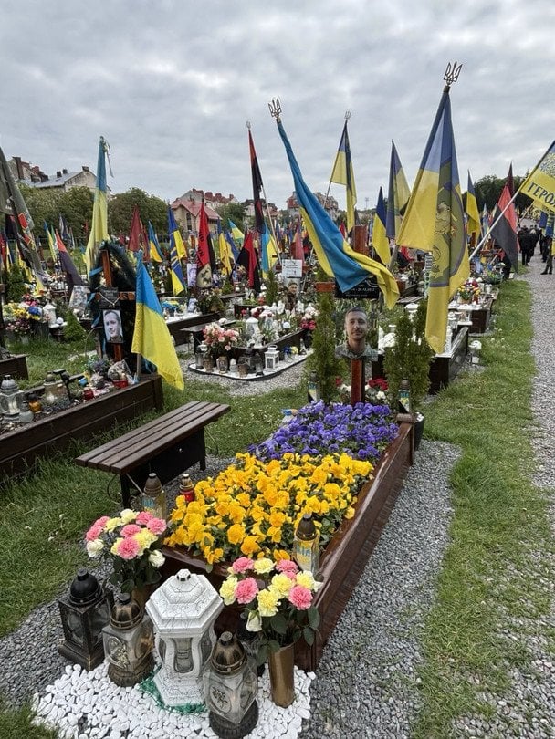 Могилы украинских героев на Лычаковском кладбище во Львове