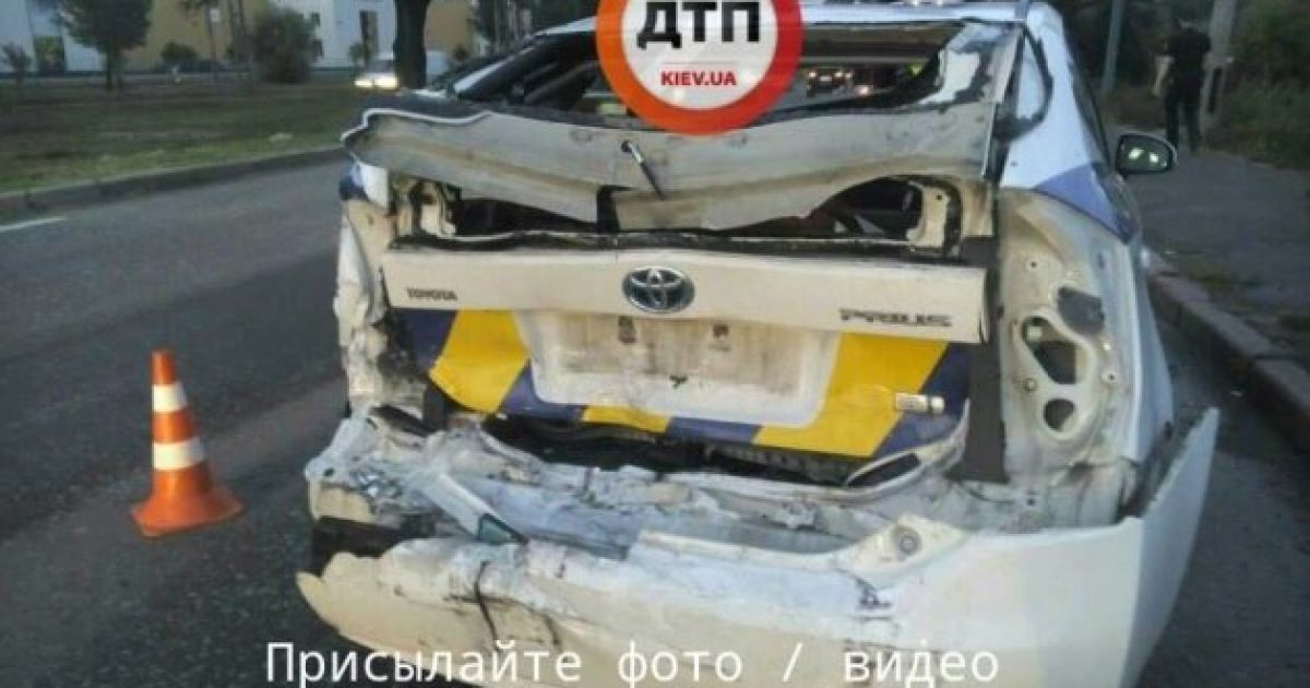 В Киеве грузовик врезался в полицейский Toyota Prius