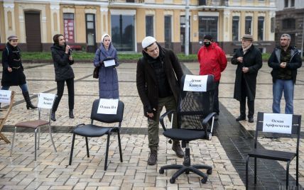 Порожні стільці: на Софійській площі у Києві відбулася акція на підтримку бранців Кремля