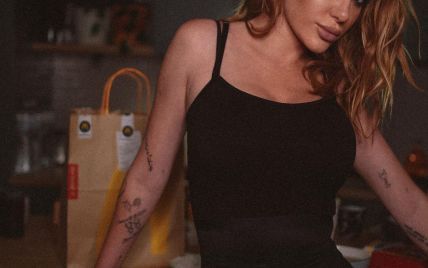 У чорному боді та з насиченим макіяжем: сексуальна Слава Камінська сфотографувалася на кухні
