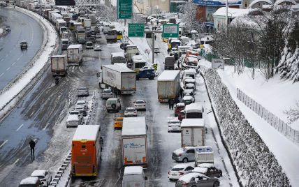 Аномальная метель в Турции: снегопад заблокировал автомобили на трассах