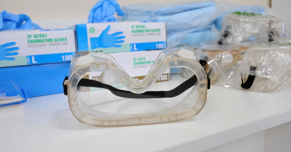 Біля будинку хворого на коронавірус українця протестують люди: вимагають ізолювати його дружину