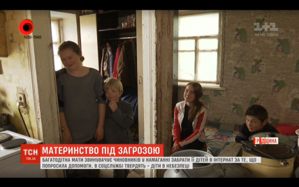 На Кировоградщине женщина обвиняет чиновников, что те хотят забрать у нее детей якобы из-за антисанитарии