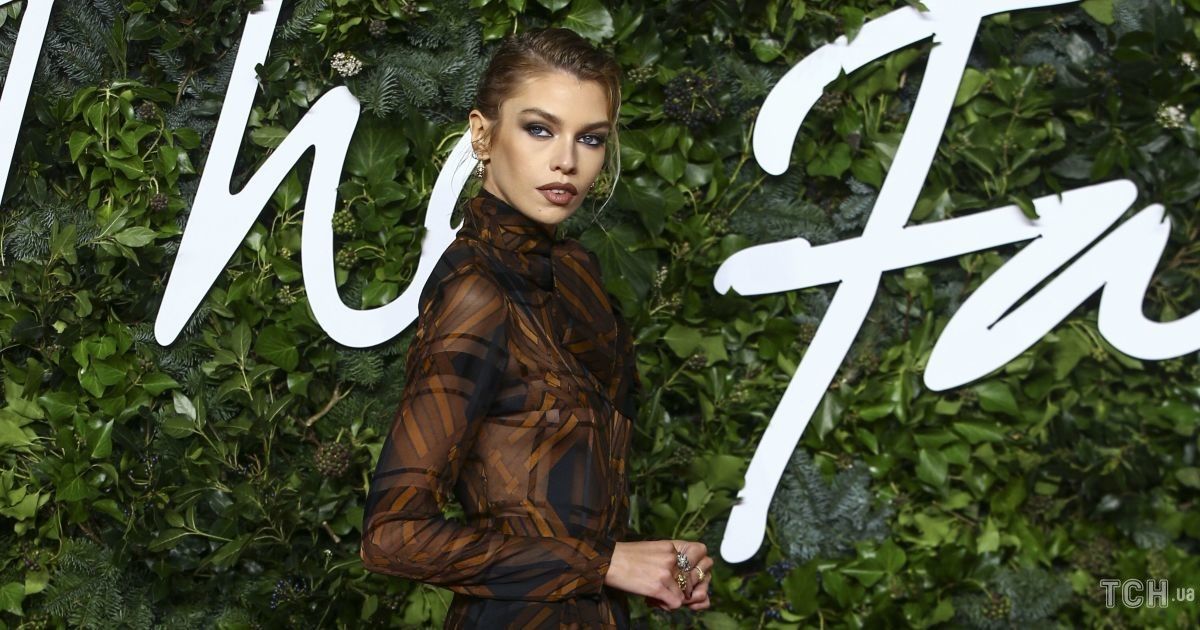 Модель Стелла Максвелл в прозрачном платье приехала на Fashion Awards ...