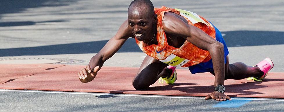 На коленях к финишу. Кенийский бегун вдохновил соцсети суперподвигом