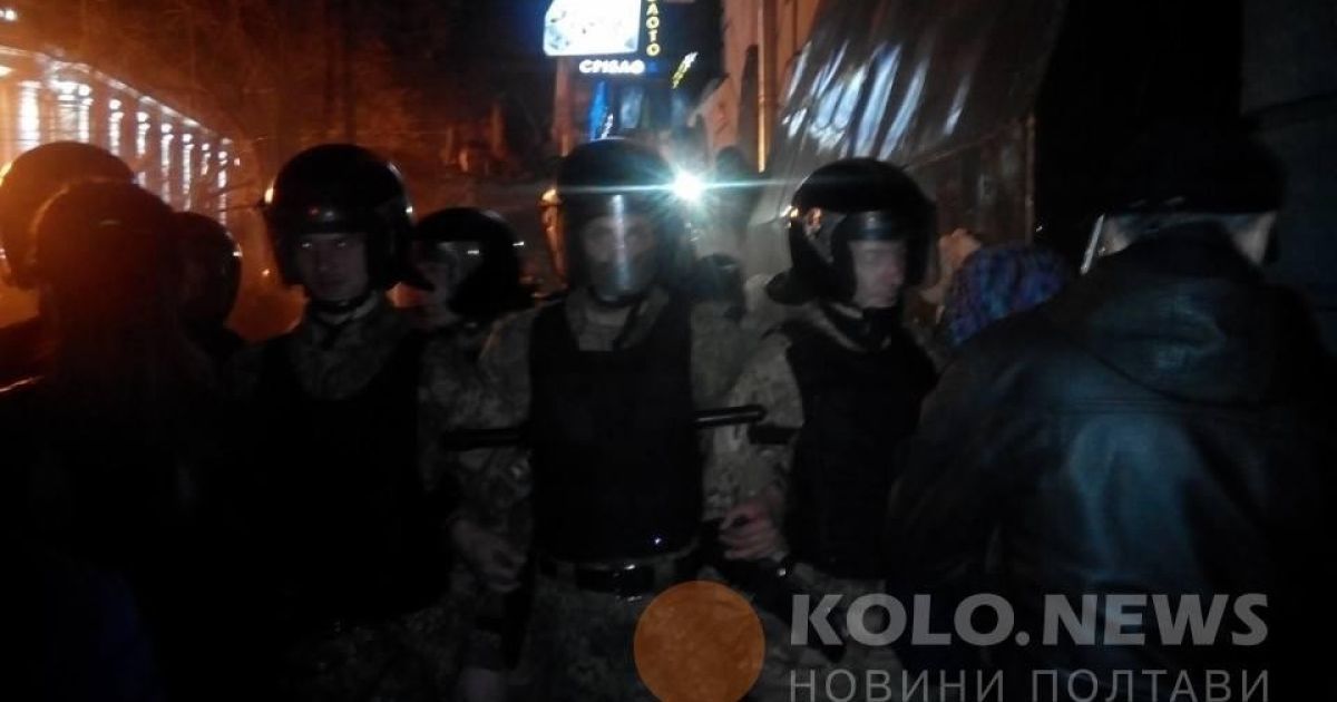 Газ и раненые: в Полтаве произошли столкновения между активистами и охранниками частной фирмы