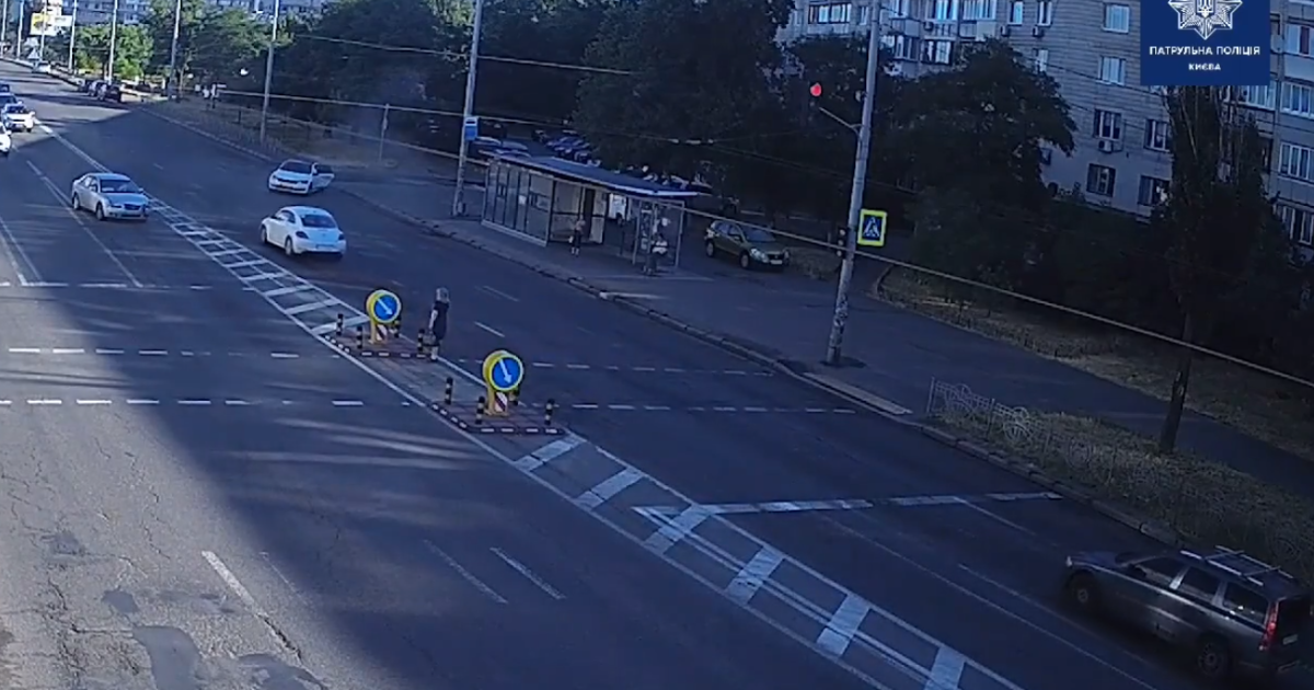 Хотела перебежать дорогу: в Киеве наказали водителя, потому что он врезался в авто, спасая женщину-нарушительницу