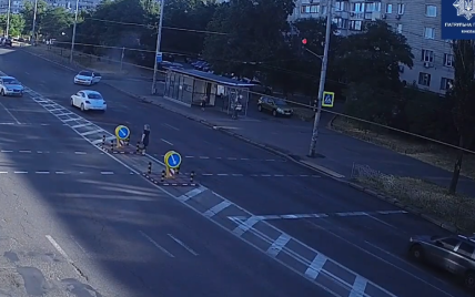 Хотела перебежать дорогу: в Киеве наказали водителя, потому что он врезался в авто, спасая женщину-нарушительницу
