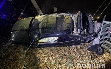 Нетрезвый за рулем элитного авто врезался в столб: под Днепром в страшном ДТП погибла 17-летняя девушка