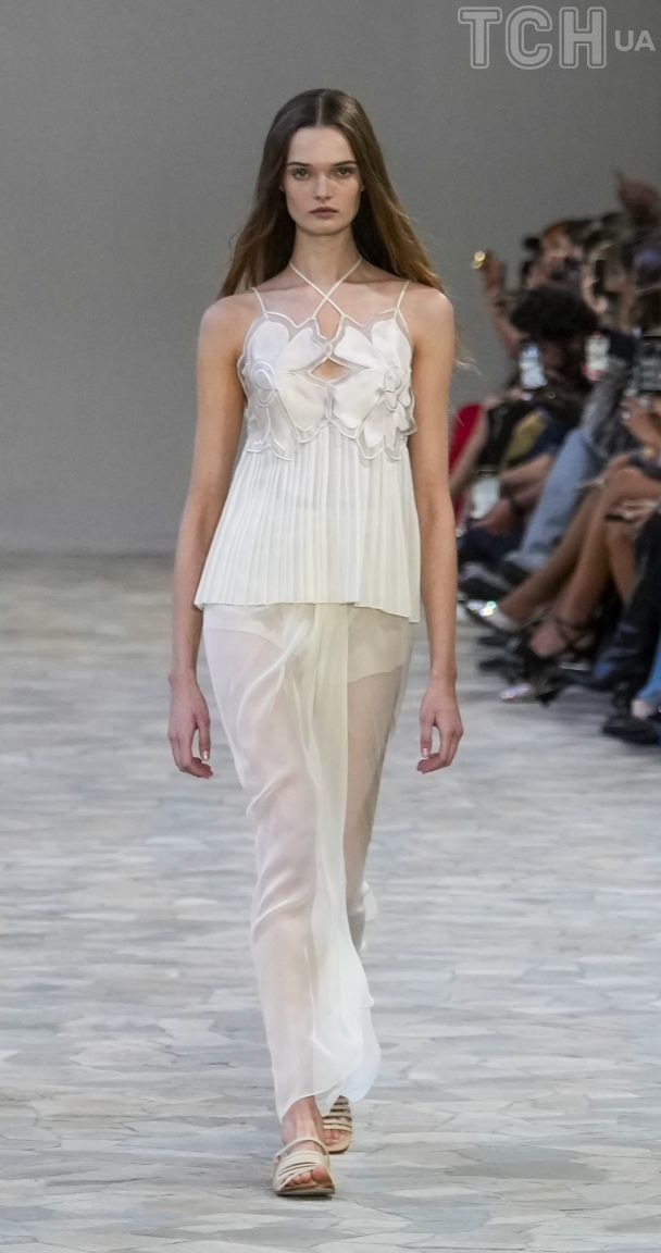 Показ коллекции весна-лето 2025 бренда Alberta Ferretti / © Associated Press