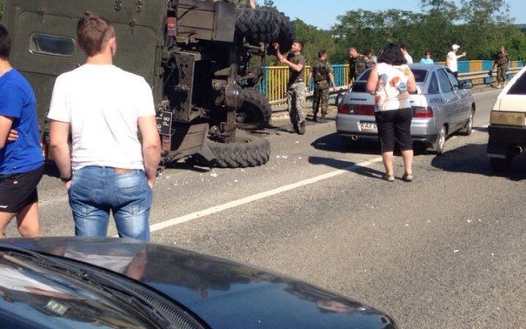 Військова вантажівка потрапила у ДТП під Харковом. / © 057.ua