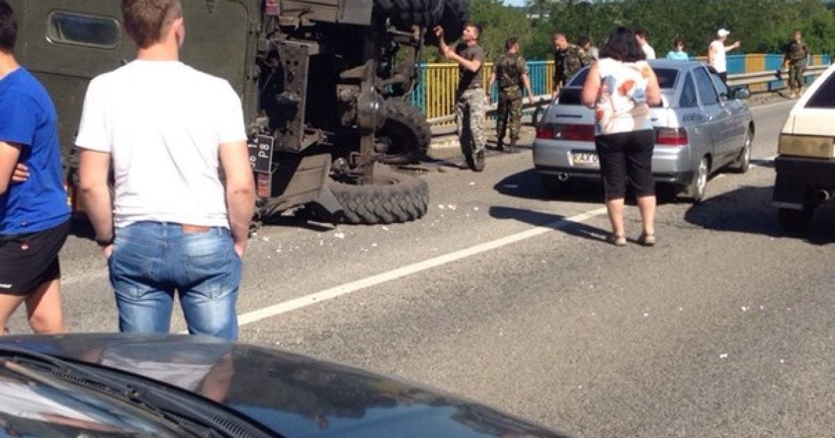 Военный грузовик попал в ДТП под Харьковом.