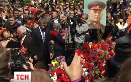 День Перемоги в Києві відзначили з червоним прапором і портретом Сталіна