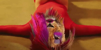 Олег Скрипка с розовыми волосами и в блестящем пальто зажег в новом клипе "ВВ" про "кобиту"