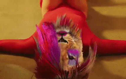 Олег Скрипка с розовыми волосами и в блестящем пальто зажег в новом клипе "ВВ" про "кобиту"