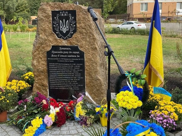 Включили громкую музыку возле мемориала погибшим и нагрубили матери бойца: скандал с подростками в Броварах