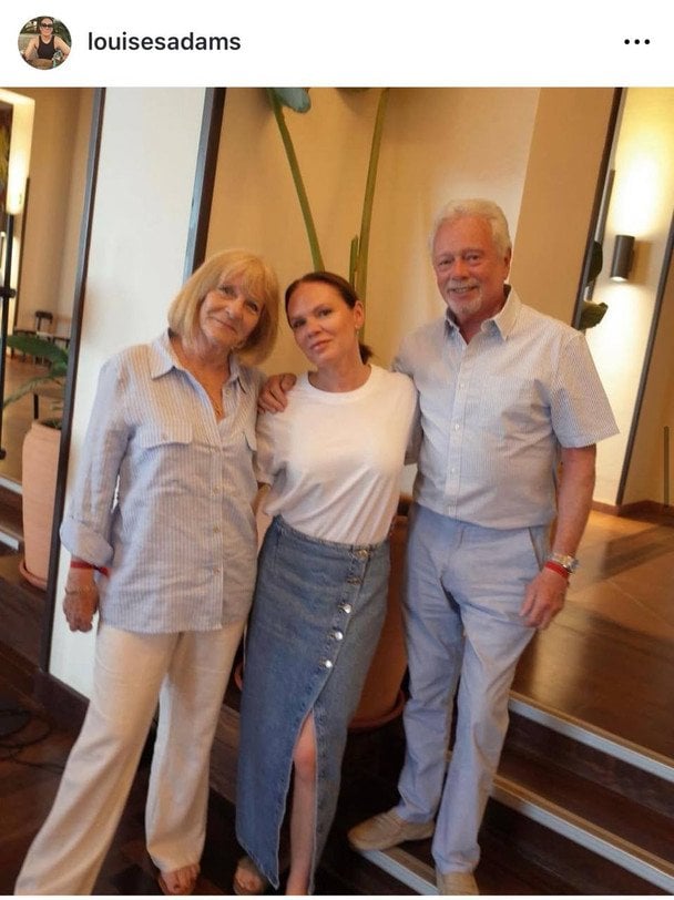 Луїза Адамс із батьками