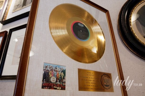 Золота платівка, вручена The Beatles за продаж одного мільйона альбомів гурту «Sgt. Pepper’s Lonely Hearts Club Band» / © Associated Press