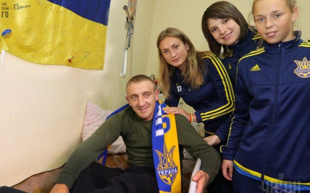 Игроки женской сборной Украины по футболу посетили участников АТО, которые находятся на лечении в Львовском военном госпитале. / © УНИАН