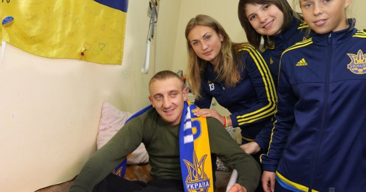Игроки женской сборной Украины по футболу посетили участников АТО, которые находятся на лечении в Львовском военном госпитале. / © УНИАН