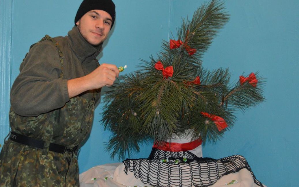 Боец батальона "Сич" украшает елку / © facebook.com / батальйон "Січ"
