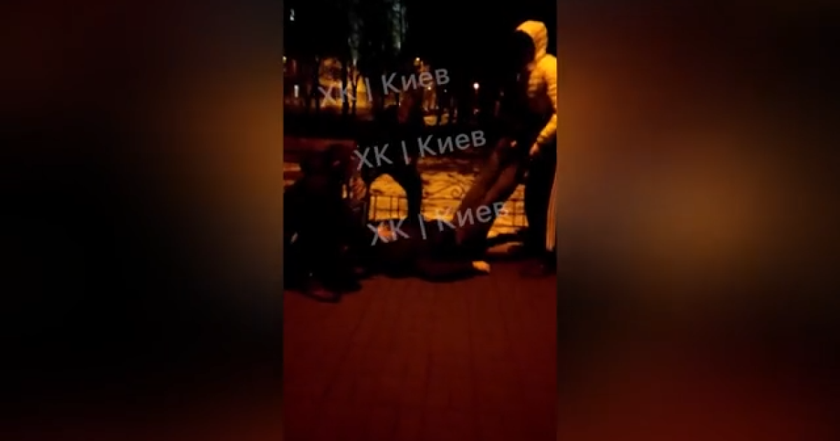 Очевидцы снимали, пока его били ногами: в Киеве жестоко расправились с ветераном АТО из-за замечания