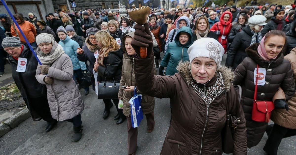 Столичні педагоги пікетують владу з вимогою скасування підвищення комунальних тарифів та підвищення зарплатні вчителям