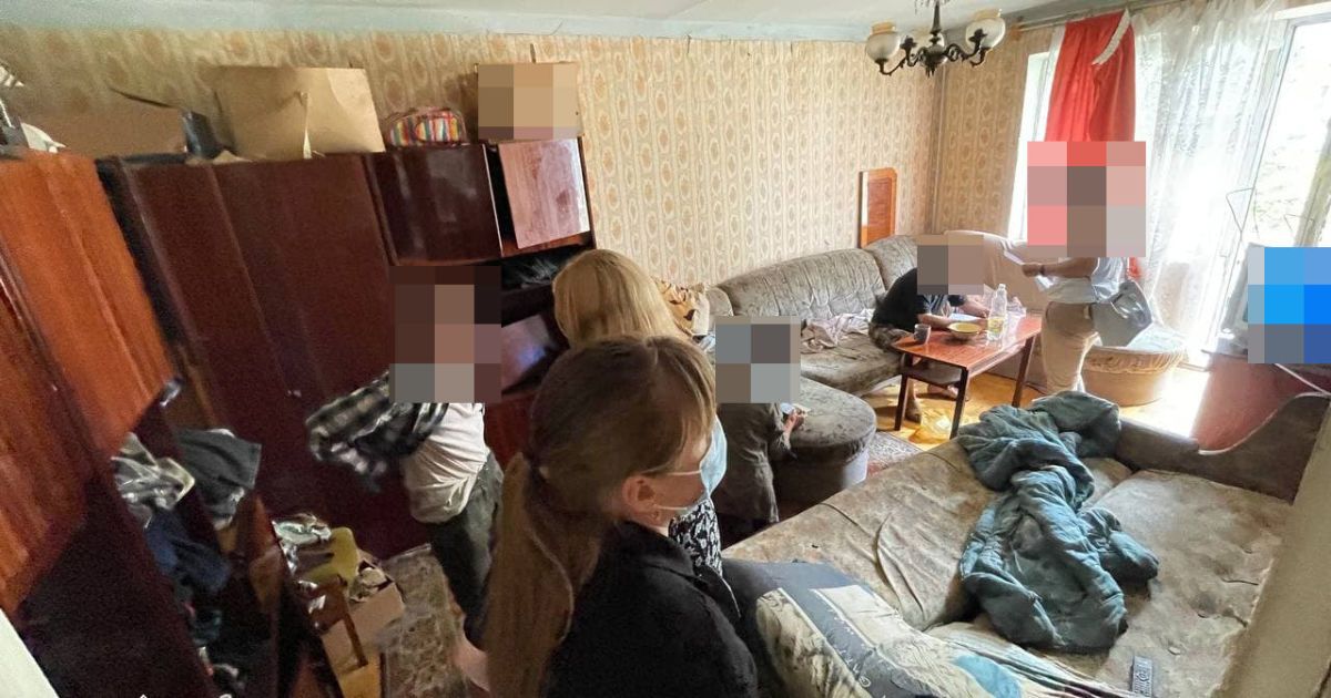 Бруд, недопалки та чужі люди: у Тернополі батько морив голодом 11-річного хлопчика із вадами слуху
