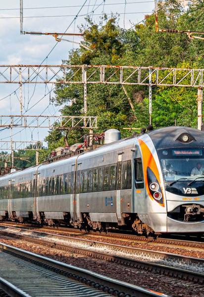 В Україні затримуються потяги через атаку