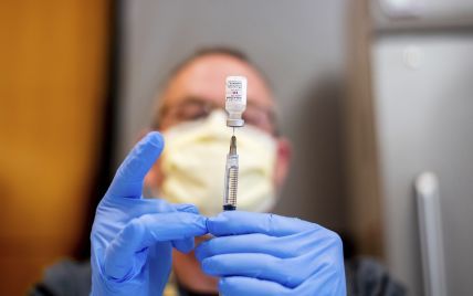 Pfizer заявила, що ефективність її COVID-вакцини знижується до 84% через пів року