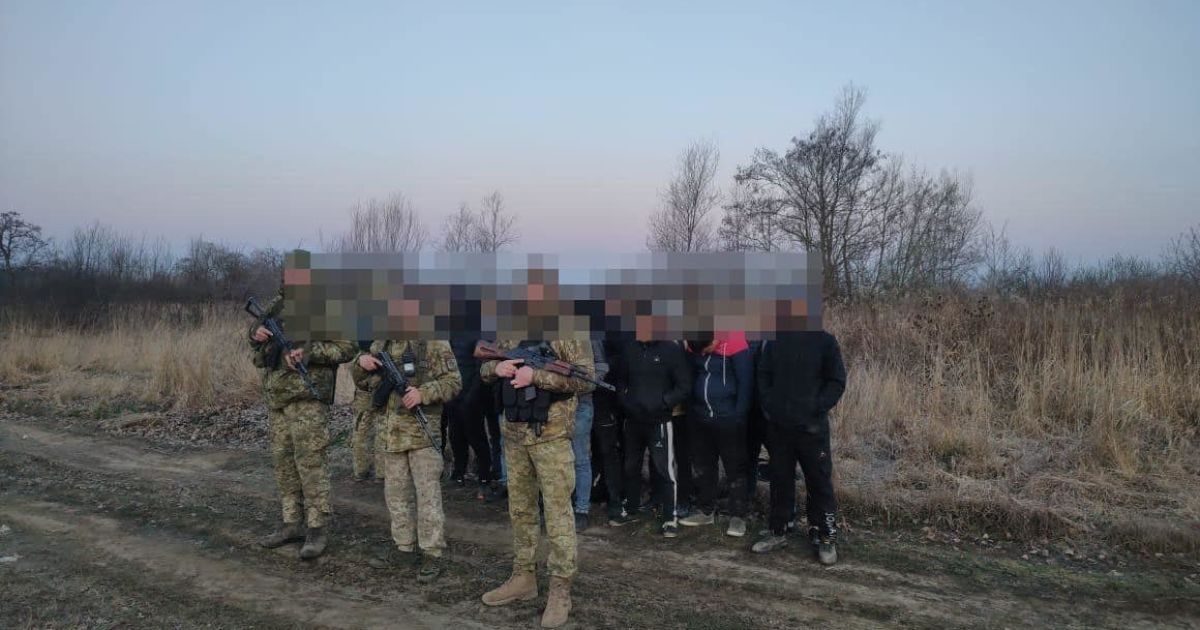 Скрываются между вещами и показывают фальшивые документы: на Закарпатье пограничники задержали 53 уклонистов